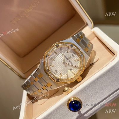 High Quality Replica AUDEMARS PIGUET Royal Oak 2-Tone 316L Stainless Steel Strap White Grande Tapisserie Face Dial Swarovski Crystal Set Stainless Steel Bezel Stainless Steel Case Lady Watch 33mm